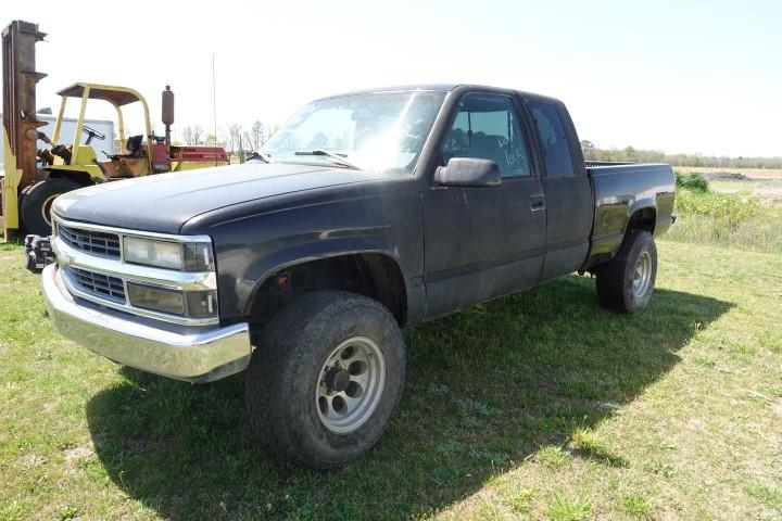 #4701 1998 CHEVROLET 1500 4 WD GAS EXT CAB 222702 MILES AM FM CD PLAYER CLO