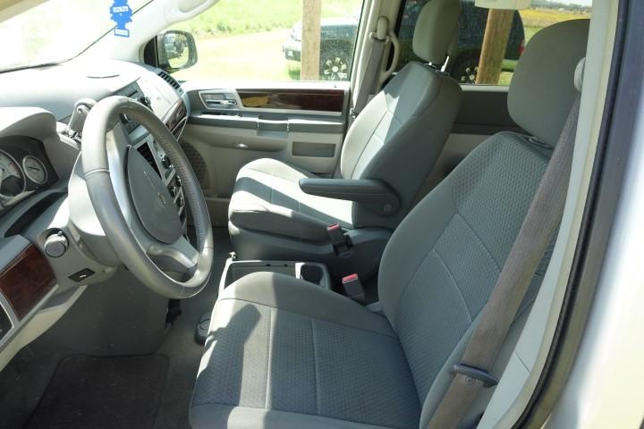 #403 2010 CHRYSLER TOWN AND COUNTRY 187578 MILES AM FM CD PLAYER POWER DOOR