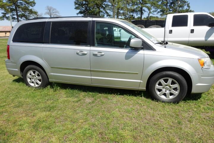 #403 2010 CHRYSLER TOWN AND COUNTRY 187578 MILES AM FM CD PLAYER POWER DOOR