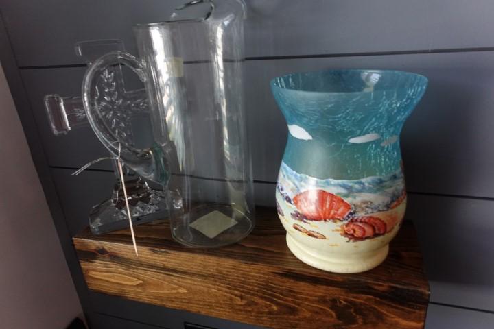 SHELF LOT INCLUDING PRESSED GLASS LEMONADE PITCHER VASE AND MORE