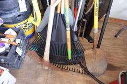 LARGE LOT OF GARDEN TOOLS INCLUDING RAKES PICKS BATTERY OPERATED STRING TRI