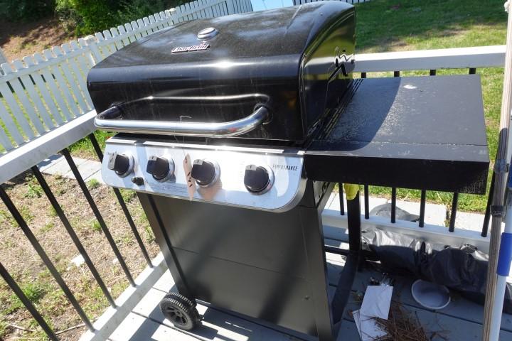 CHAR BROIL GAS GRILL GOOD CONDITION