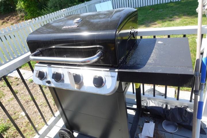 CHAR BROIL GAS GRILL GOOD CONDITION