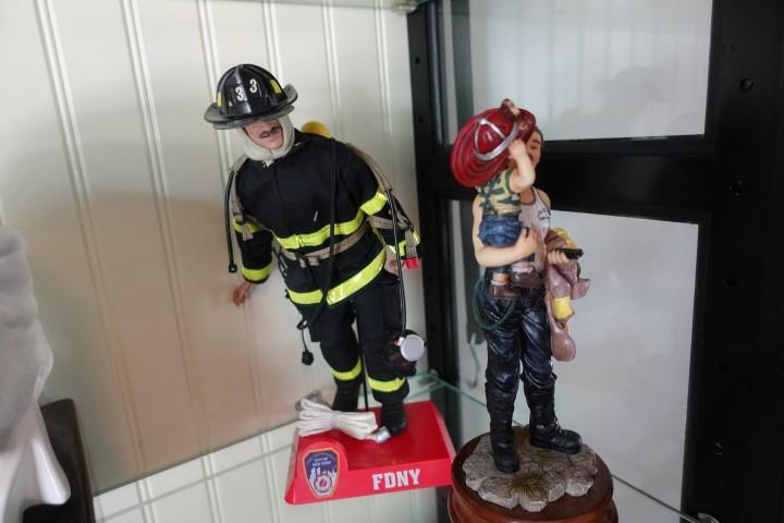 SHELF LOT INCLUDING 911 DISPLAY FIREMAN FIGURINES AND ELVIS BUST