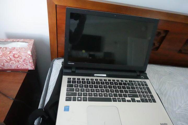 TOSHIBA LAPTOP AND BAG