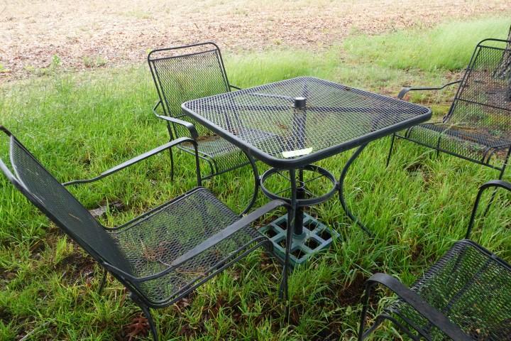 5 PC WROUGHT IRON PATIO SET 4 CHAIRS AND TABLE