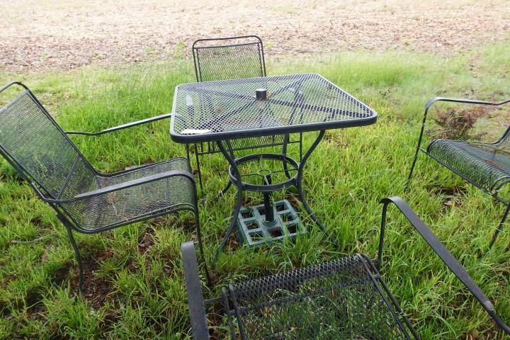 5 PC WROUGHT IRON PATIO SET 4 CHAIRS AND TABLE