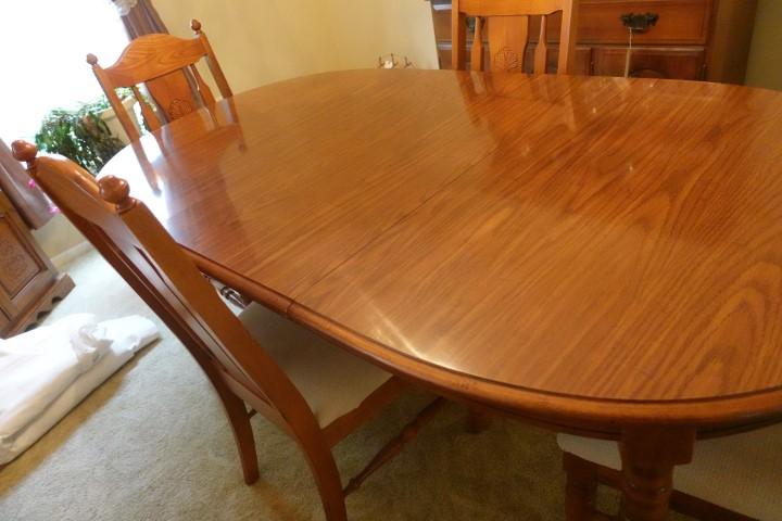 OAK DINING TABLE WITH FOUR MATCHING CHAIRS SINGLE LEAF