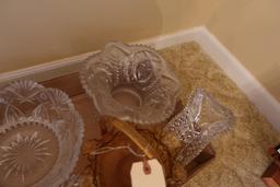 BOX OF PRESSED GLASS SERVING BOWLS AND DISHES AND HANDLED BASKET