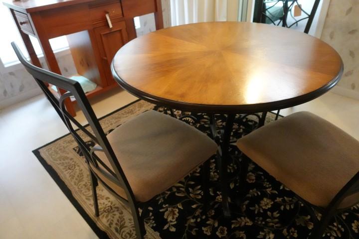 ROUND WALNUT FINISH KITCHEN TABLE WITH FOUR MATCHING CHAIRS
