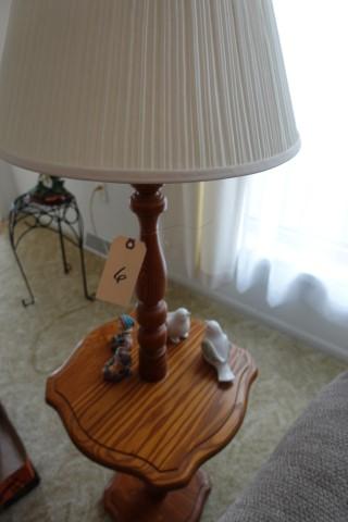 OAK FLOOR LAMP WITH CONTENTS OF 4 SMALL FIGURINES
