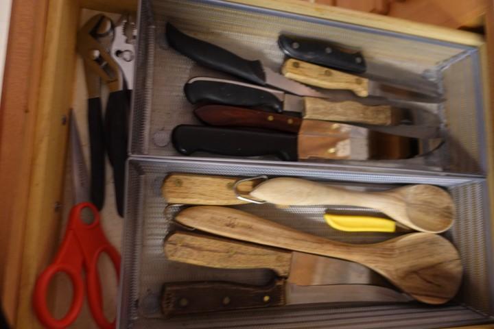 CONTENTS OF DRAWER AND SINGLE CABINET CARVING KNIVES UTENSILS FRYING PANS W