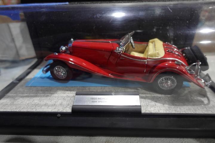 DIE CAST 1935 MERCEDES 500K IN DISPLAY CASE