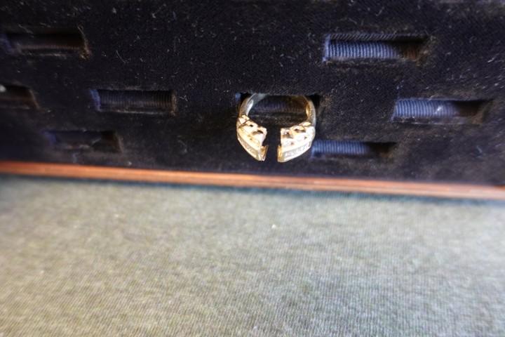14 KT GOLD RING 24 SMALL DIAMONDS SIZE 7 4.1 DWT