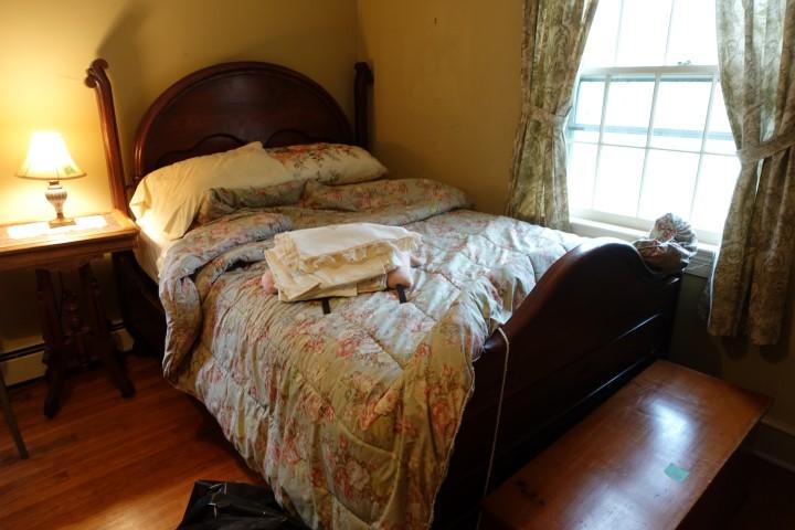 ANTIQUE MAHOGANY FULL SIZE BED WITH CARVED HEADBOARD