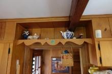 SHELF LOT INCLUDING BLUE AND WHITE TEA POT DECORATIVE PIGS C DIXON BASKET 1
