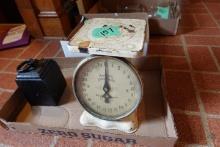 ANTIQUE AMERICAN FAMILY SCALE 25 LB AND ANTIQUE LEAD WEIGHT