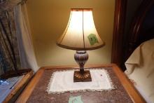 VINTAGE SMALL TABLE LAMP APPROX 13 INCH