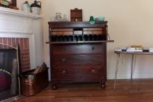 ANTIQUE MAHOGANY BUTLER DESK CIRCA 1800 S WITH PIGEON HOLE DRAWERS DROP DOW