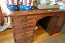 ANTIQUE OAK KNEEHOLE DESK LEATHER TOP MEASURES 52 X 26 AND LAMP