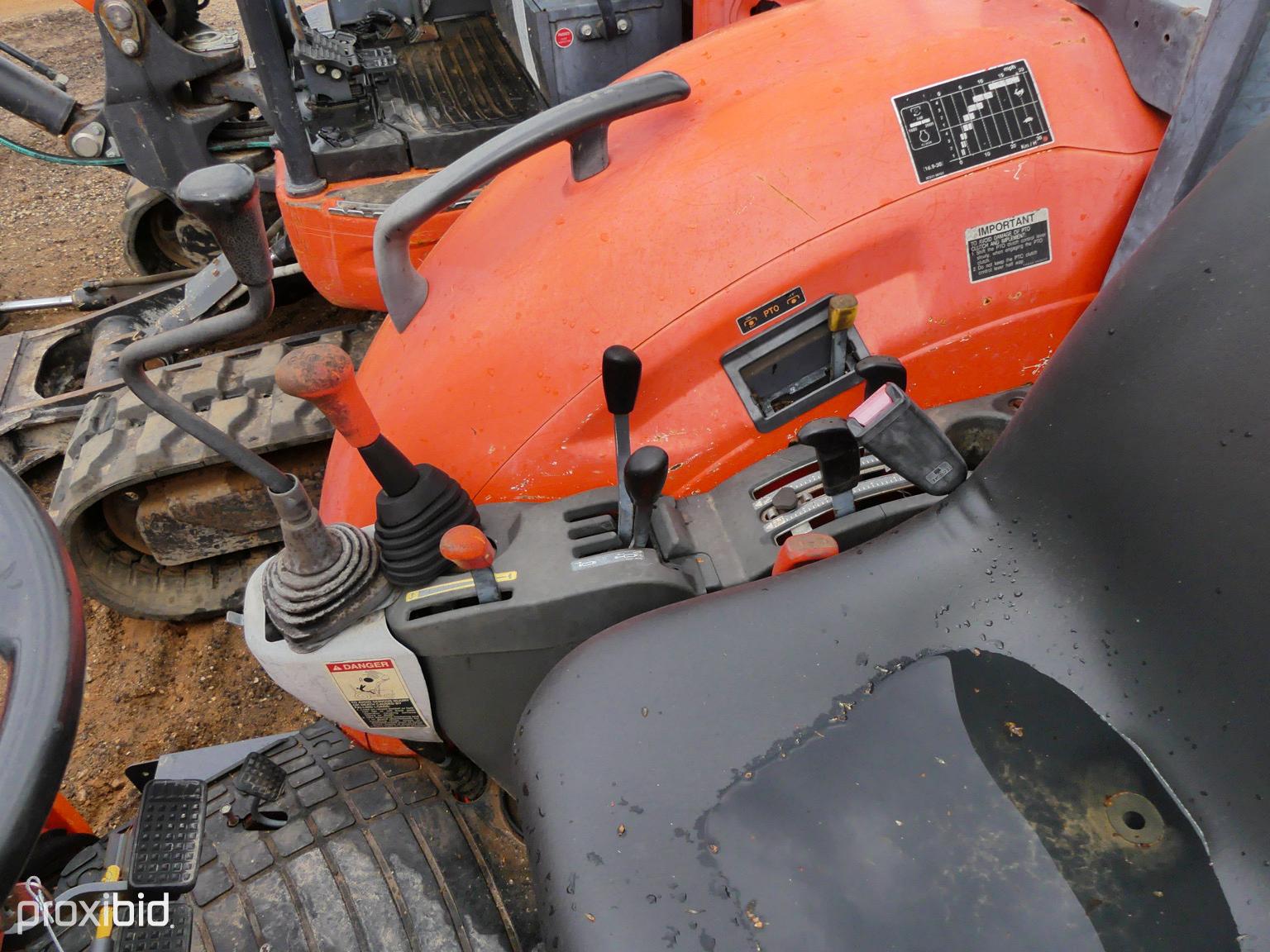 Kubota M7040 2WD w/ldr