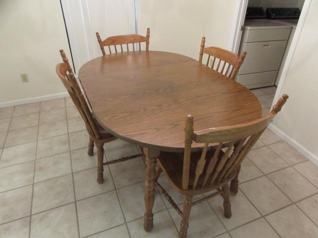 Cochrane Oval Breakfast Table & (4) Spindle Back