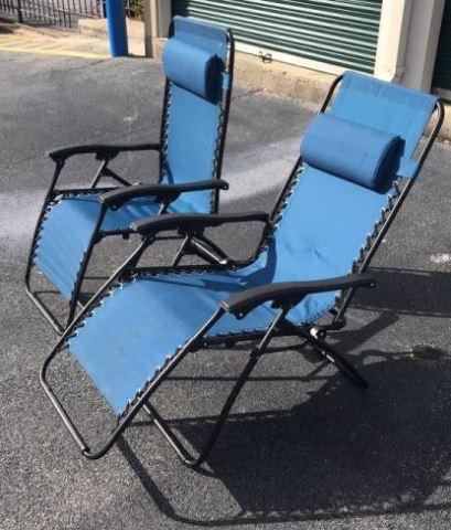(2) polyester outdoor lounge chairs