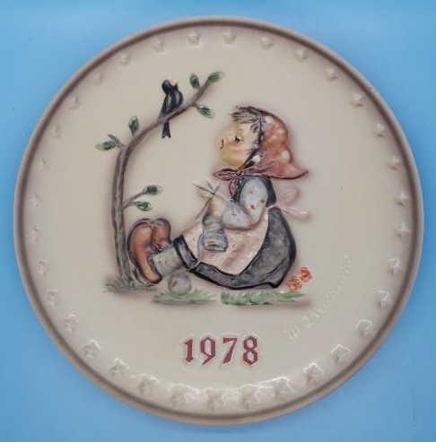 Hummel Hand-Painted 1978 8th Annual Hanging
