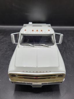 Diecast 1967 Chevrolet C30 w/Box 1:18 Scale by