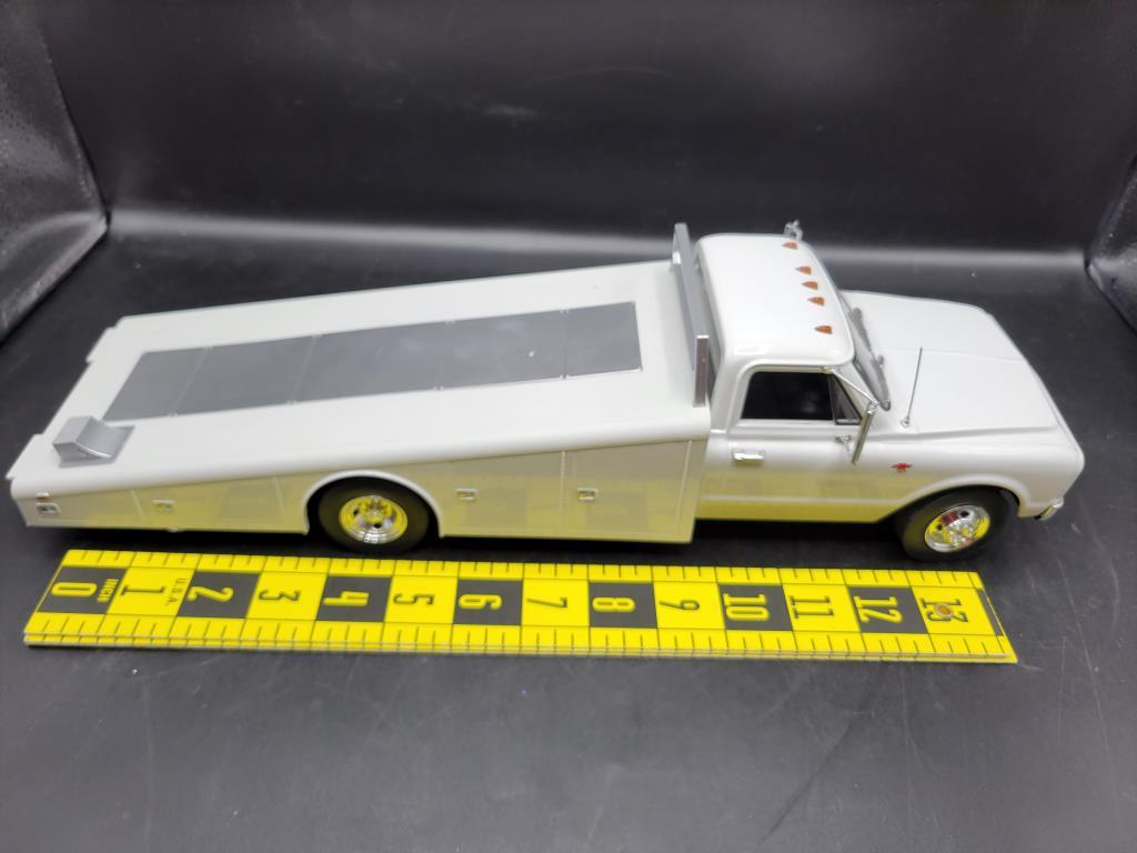 Diecast 1967 Chevrolet C30 w/Box 1:18 Scale by