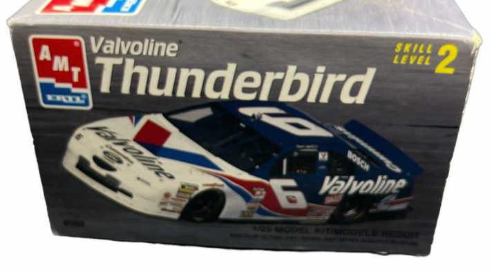 AMT Ertl Valvoline Thunderbird 1/25 Model Kit