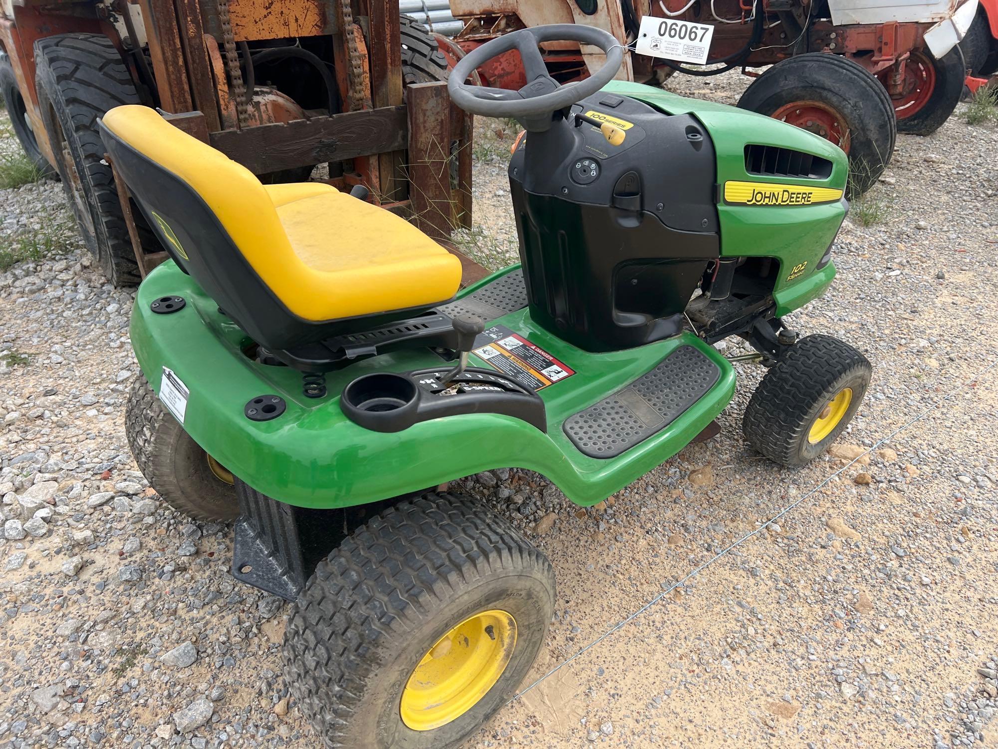 JOHN DEERE 102 5 SPEED LAWN MOWER (SALVAGE)