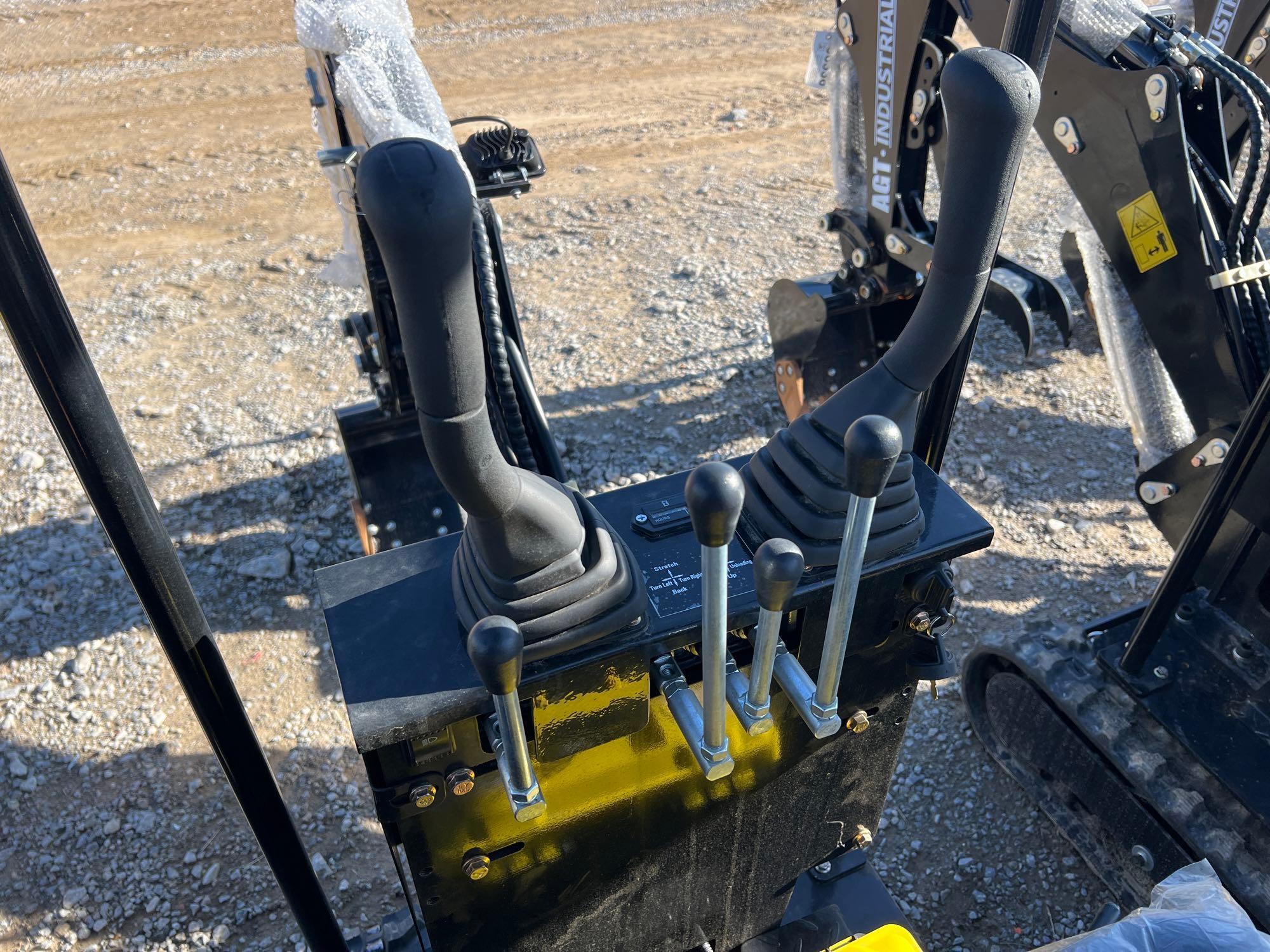 AGT QS12R MINI EXCAVATOR