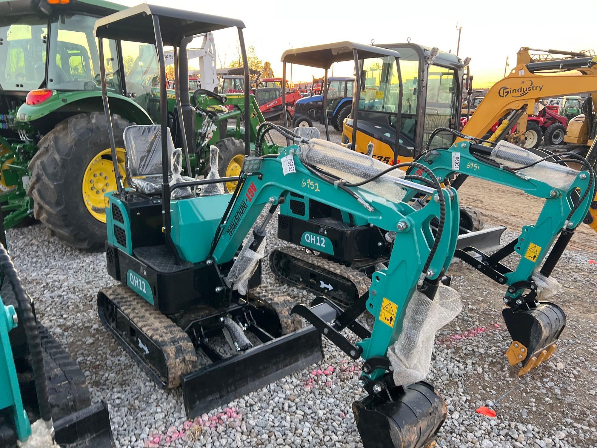 AGT QH12 MINI EXCAVATOR