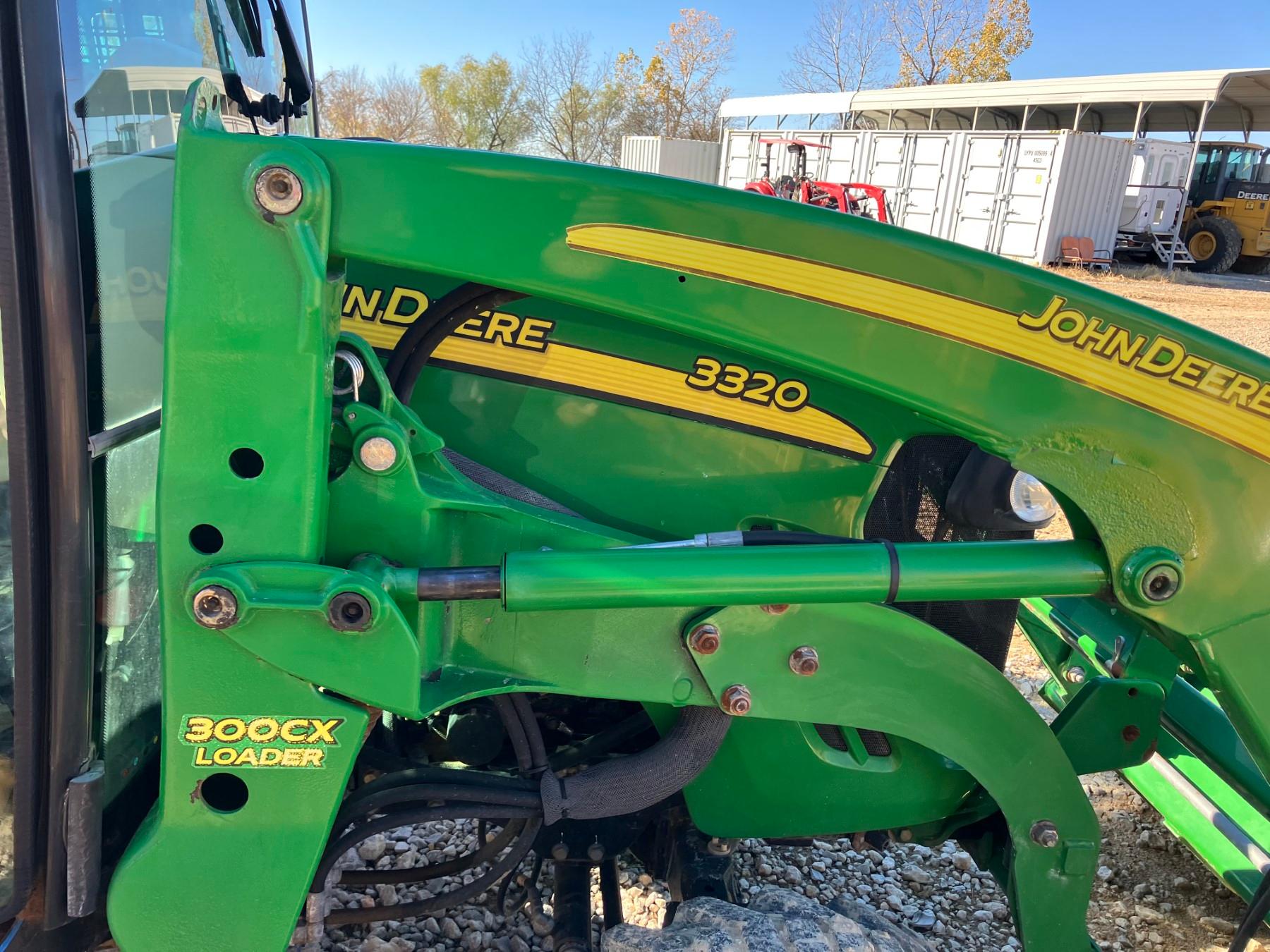 JOHN DEERE 3320