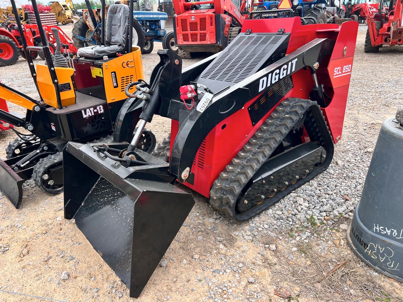 DIGGIT SCL850 STAND ON SKIDSTEER