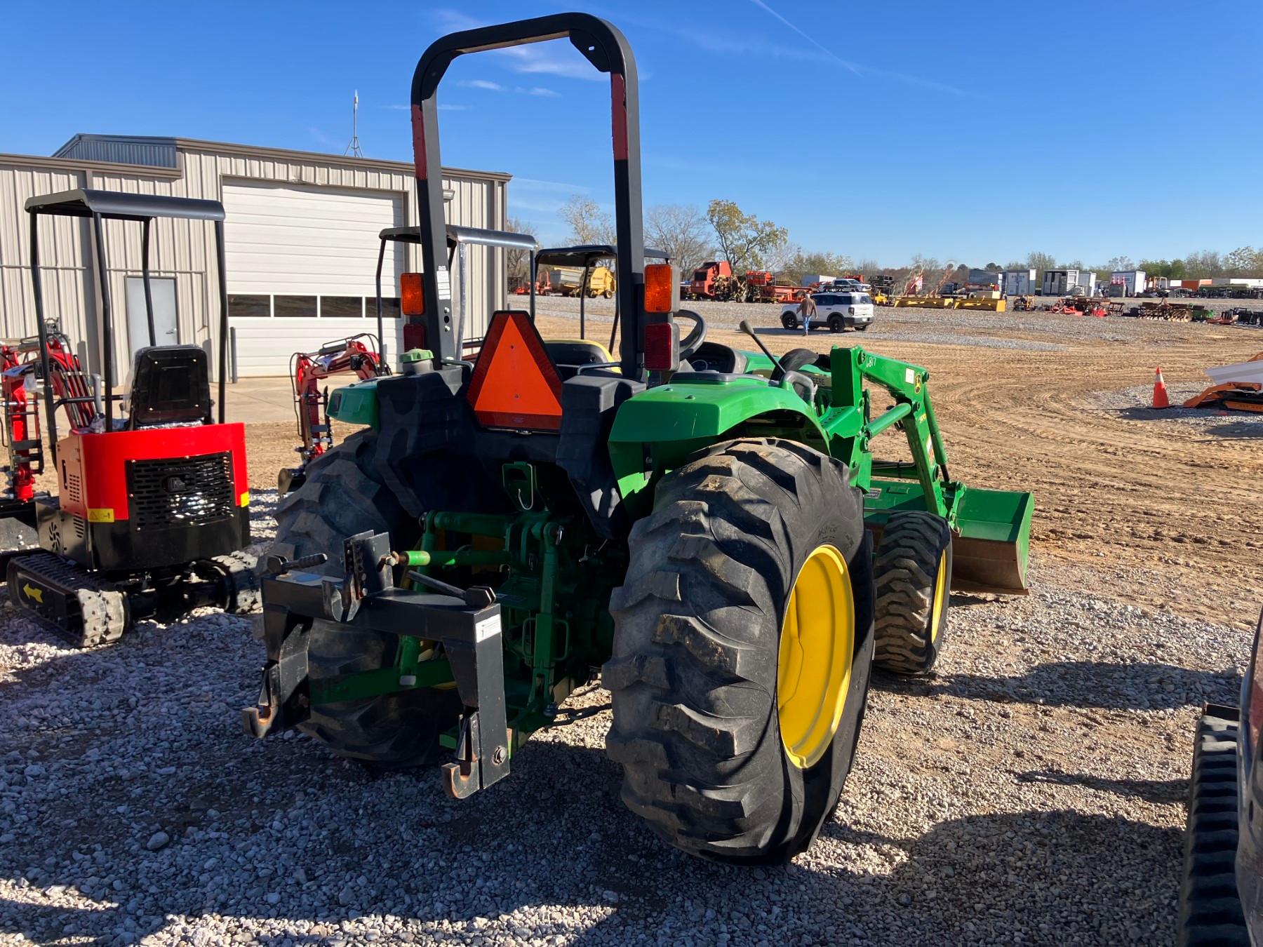 JOHN DEERE 4052M