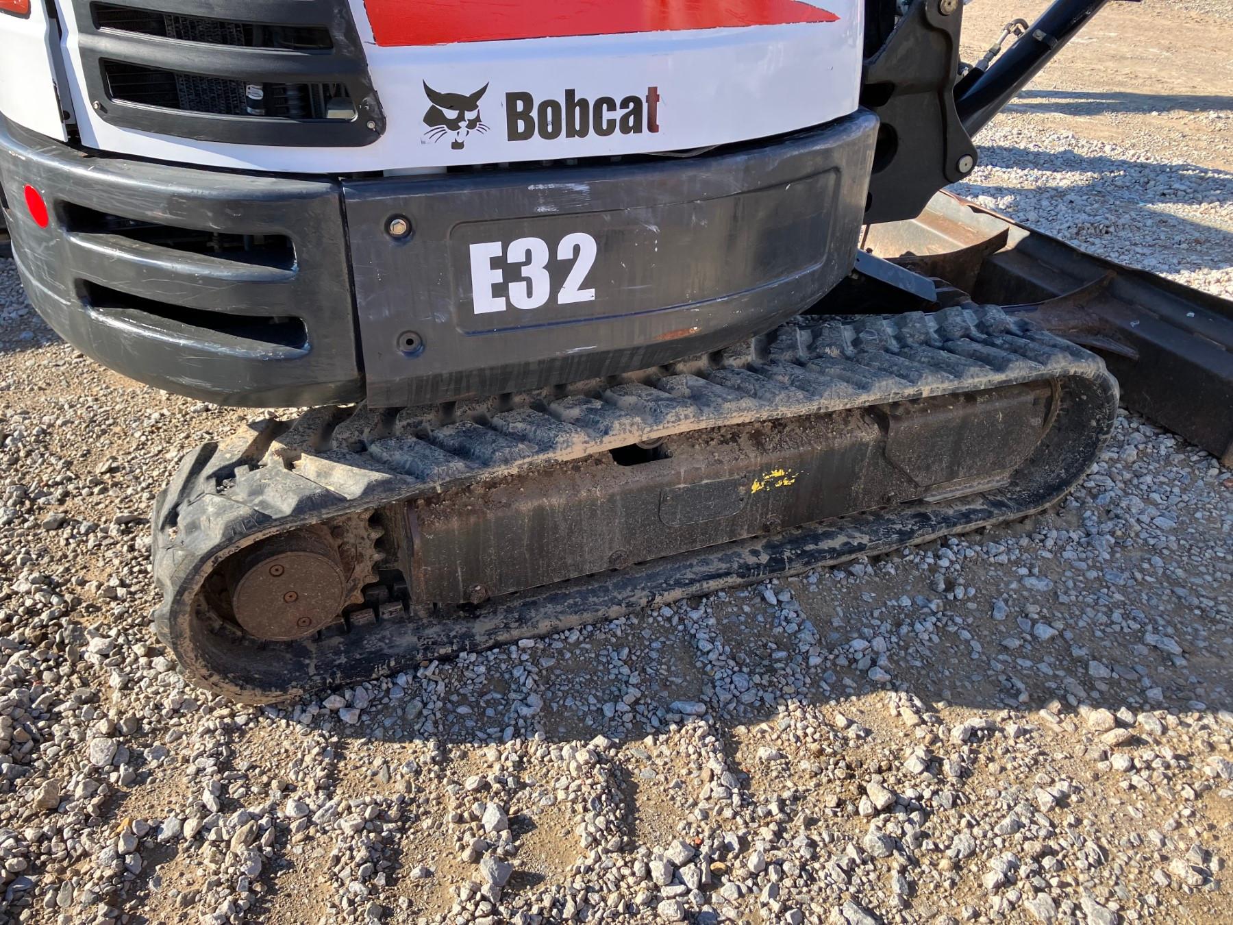 BOBCAT E32 EXCAVATOR