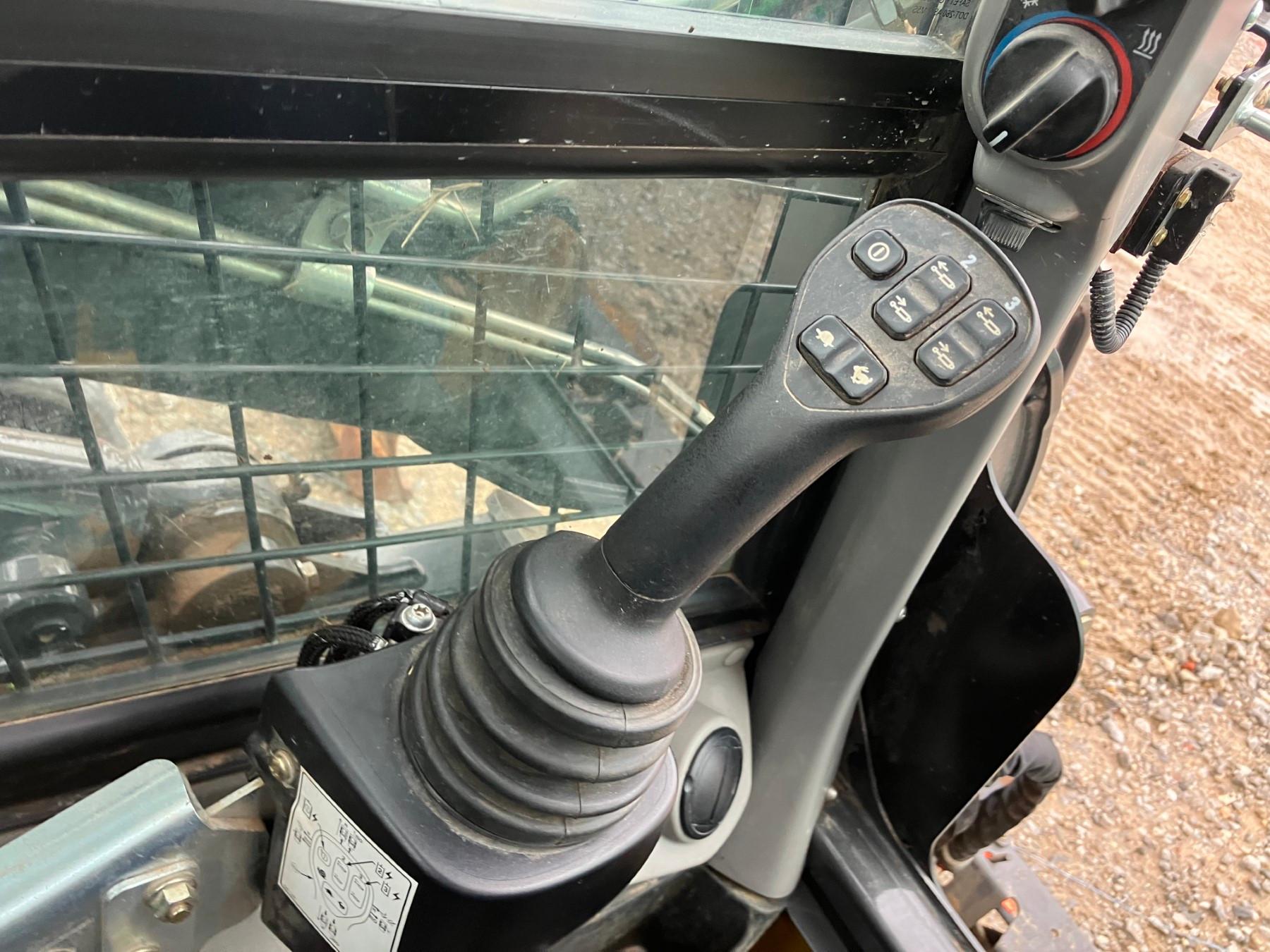 NEW HOLLAND C332 SKIDSTEER