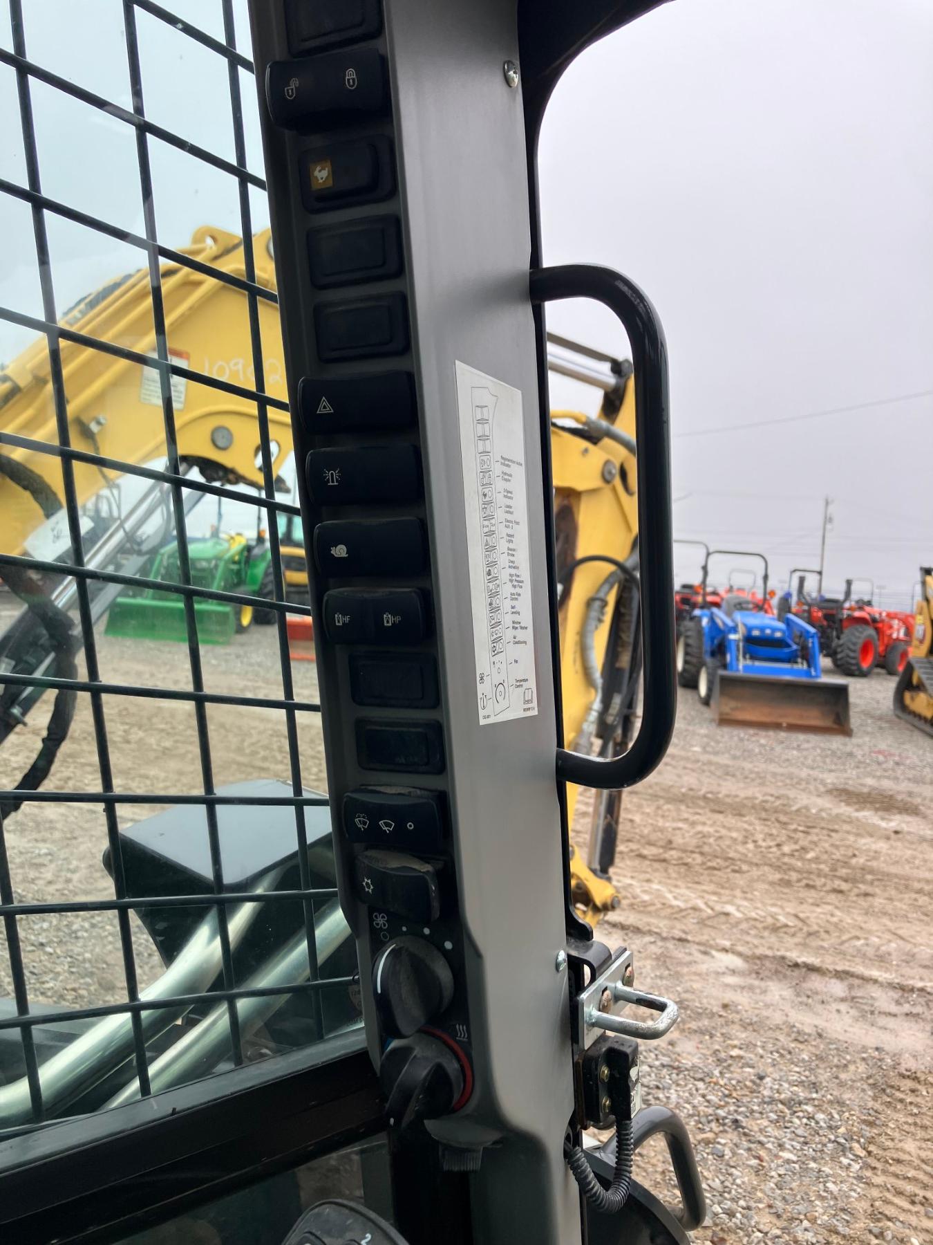 NEW HOLLAND C332 SKIDSTEER