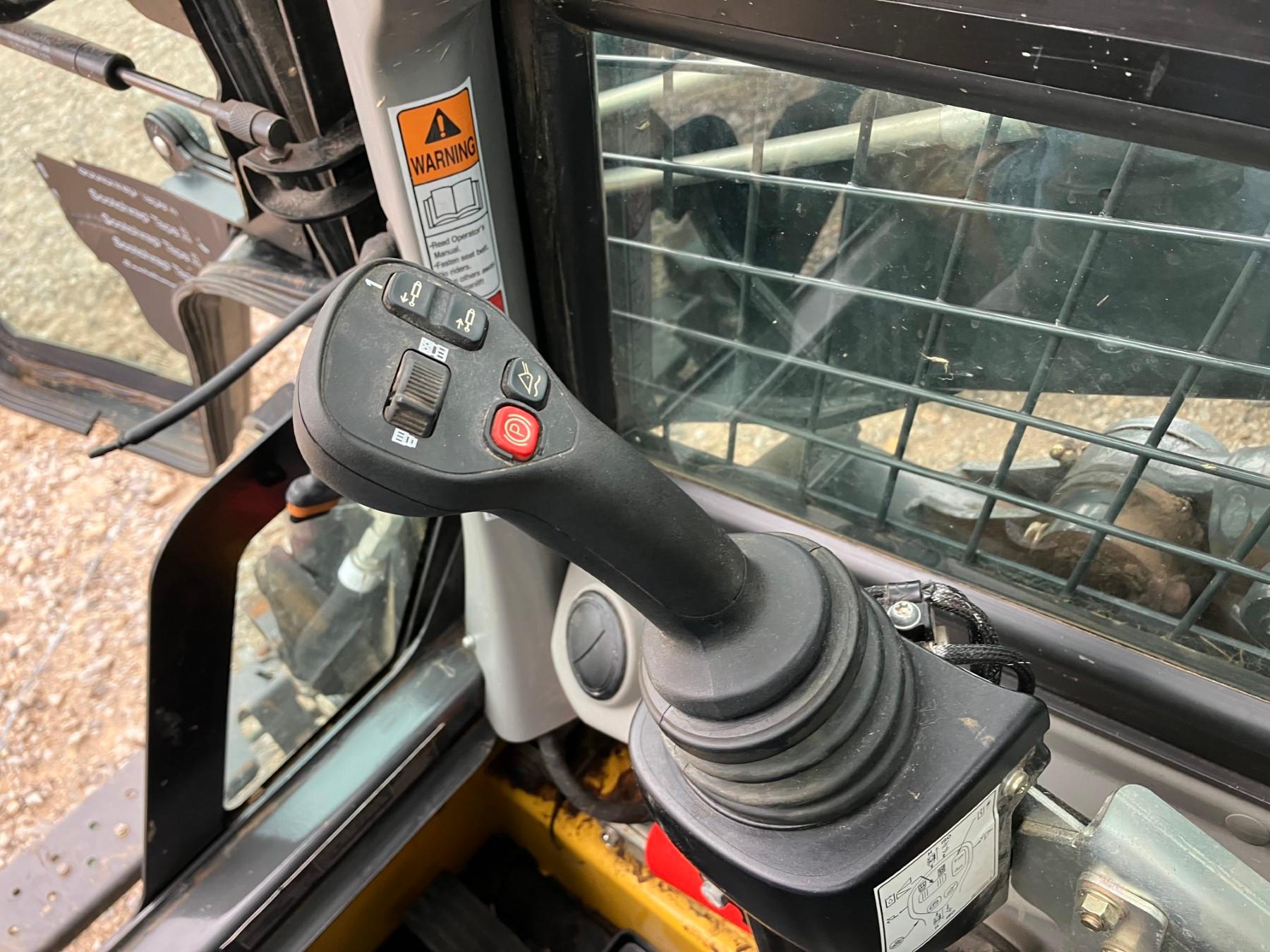 NEW HOLLAND C332 SKIDSTEER