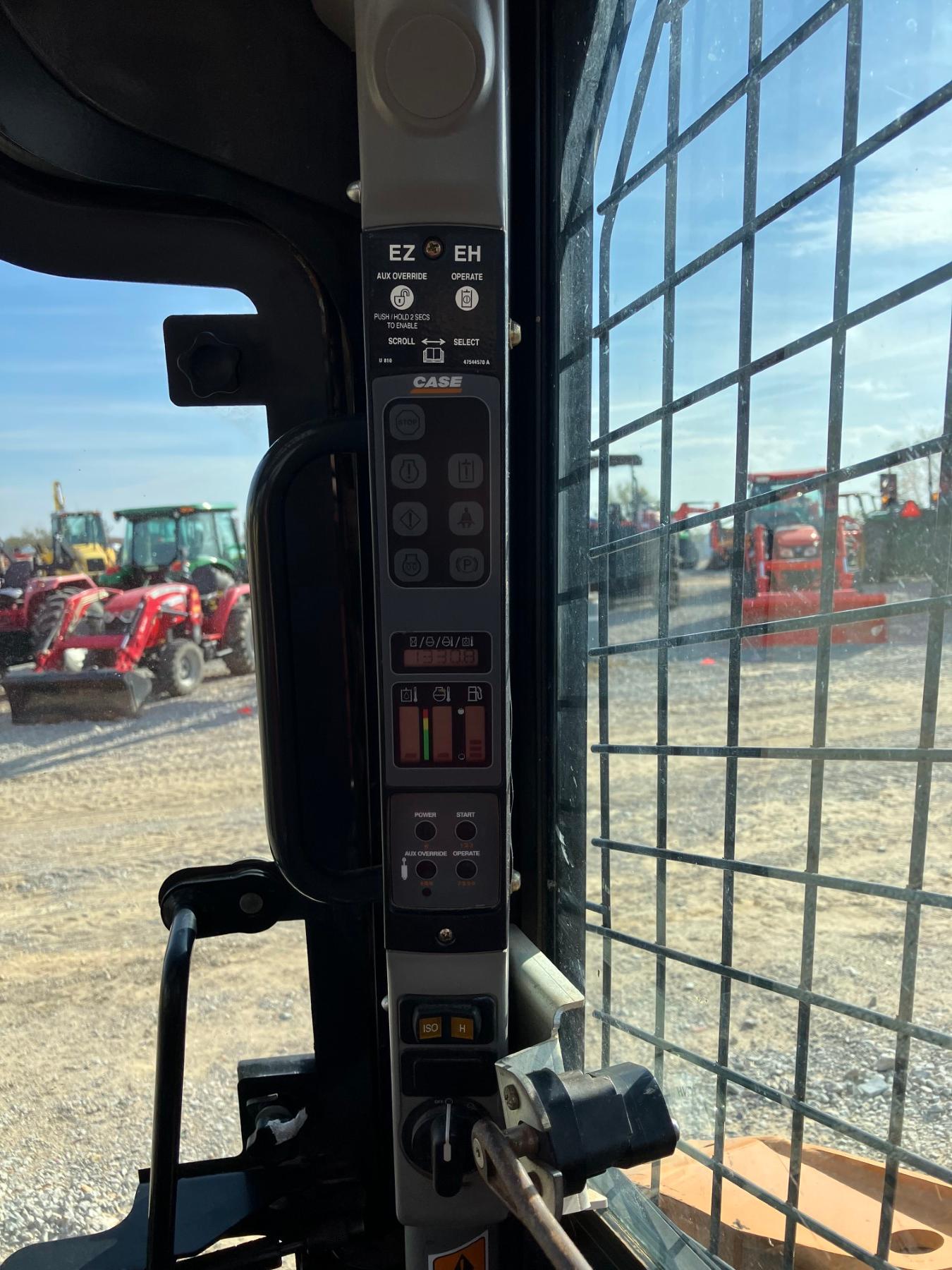 CASE TR270 SKIDSTEER