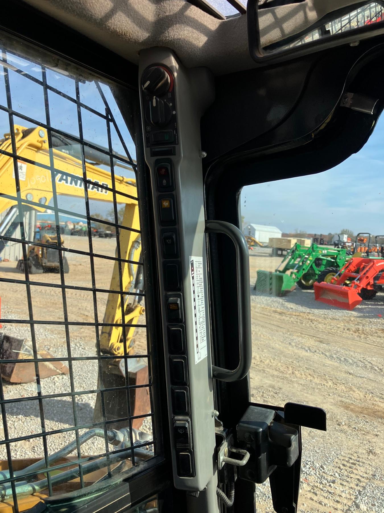 CASE TR270 SKIDSTEER