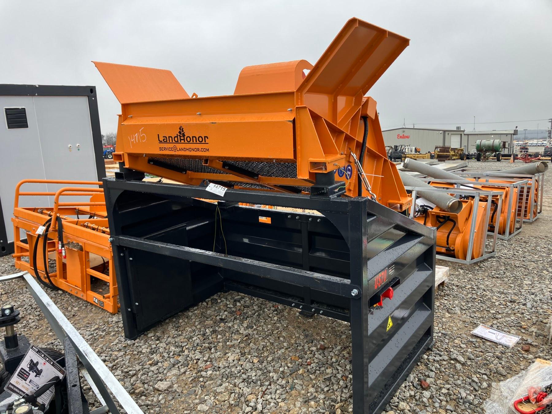 VIBRATING SCREENER