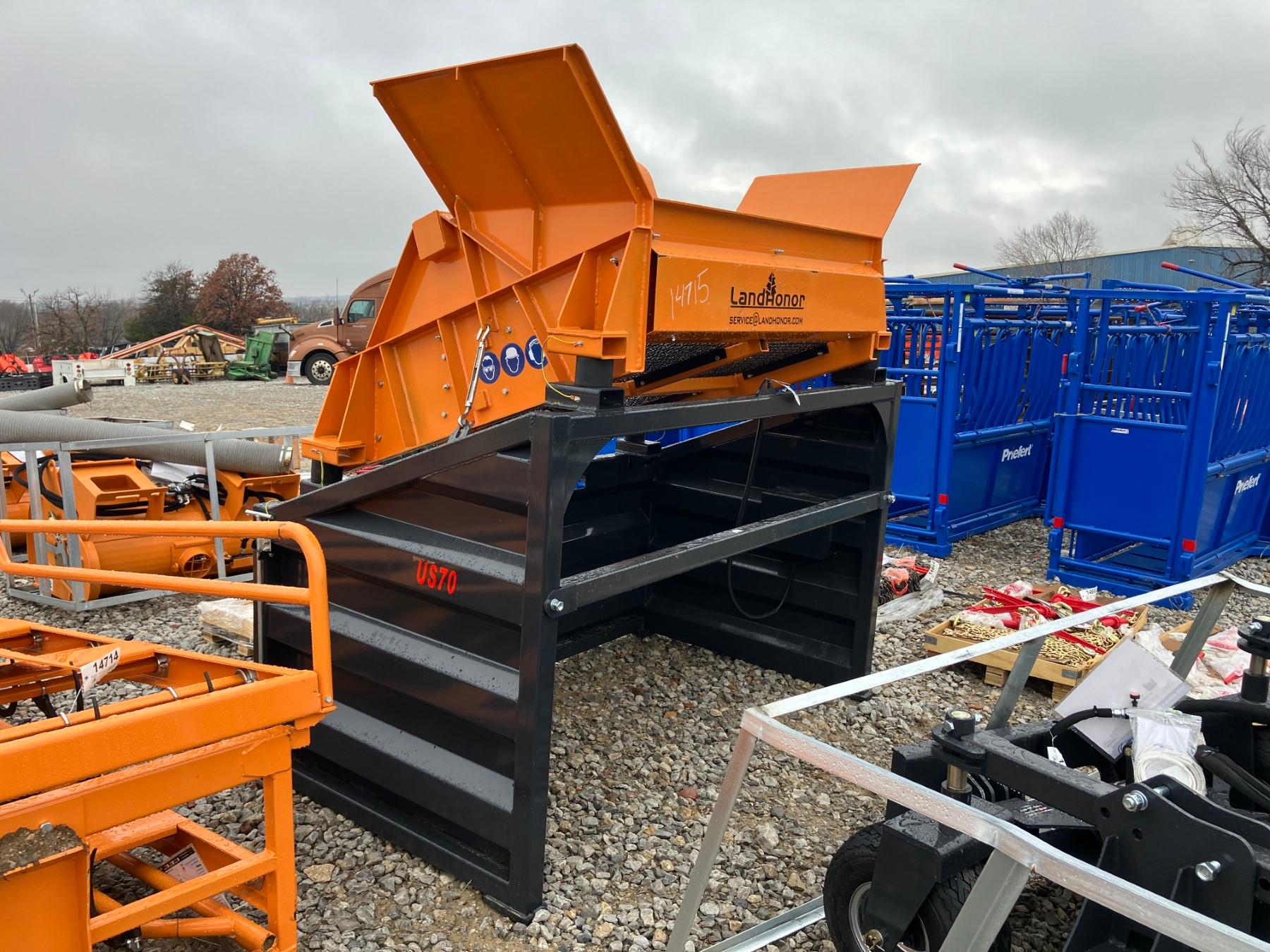 VIBRATING SCREENER