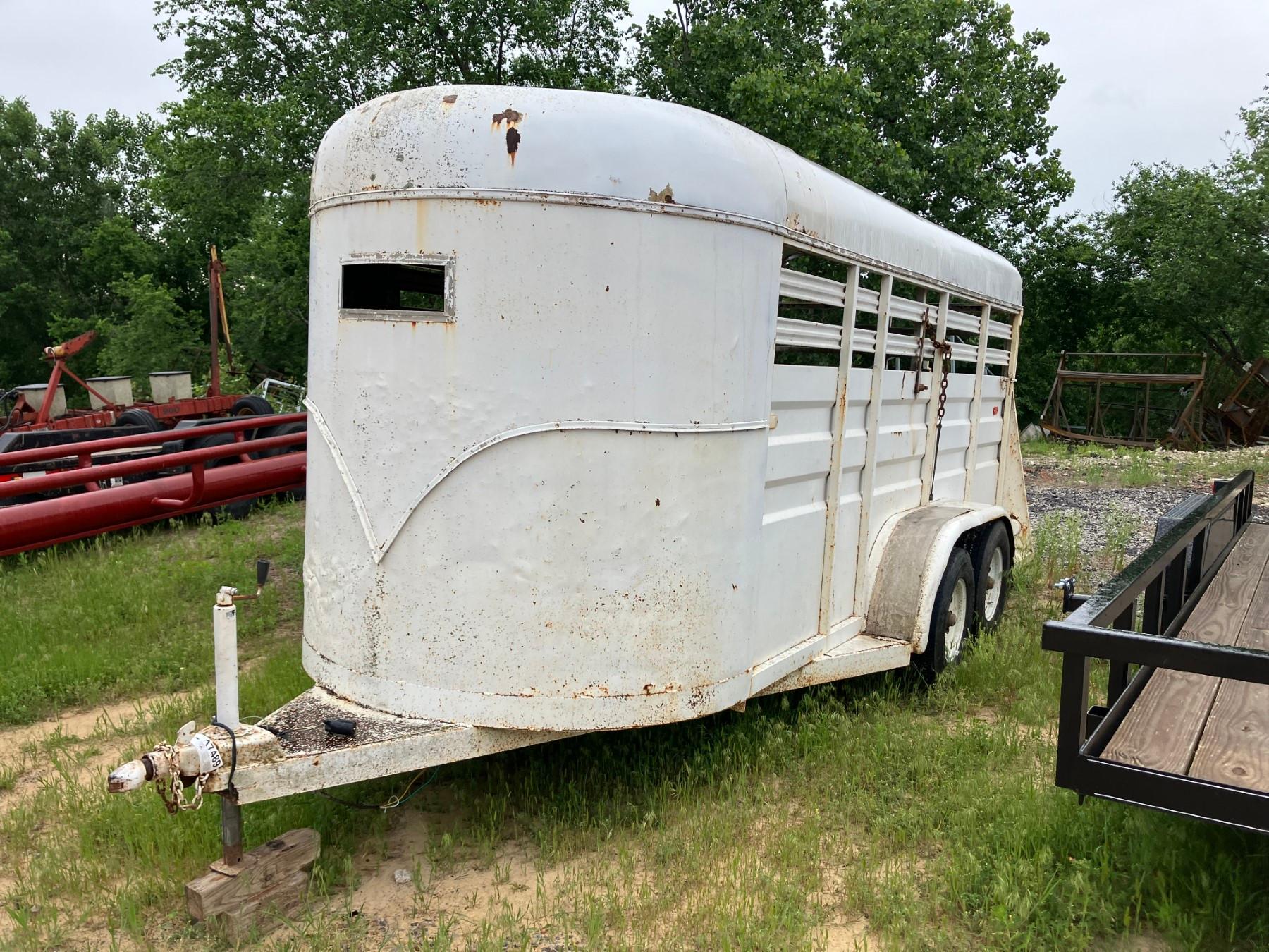16' WHT STOCK TRAILER ENCLSD W/ BOS