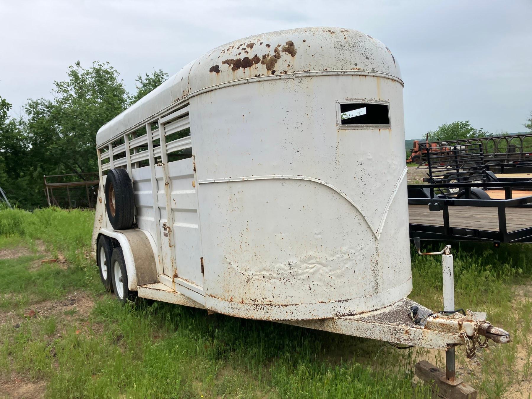 16' WHT STOCK TRAILER ENCLSD W/ BOS