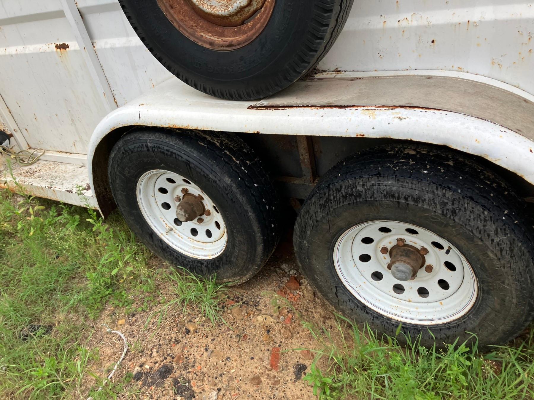 16' WHT STOCK TRAILER ENCLSD W/ BOS