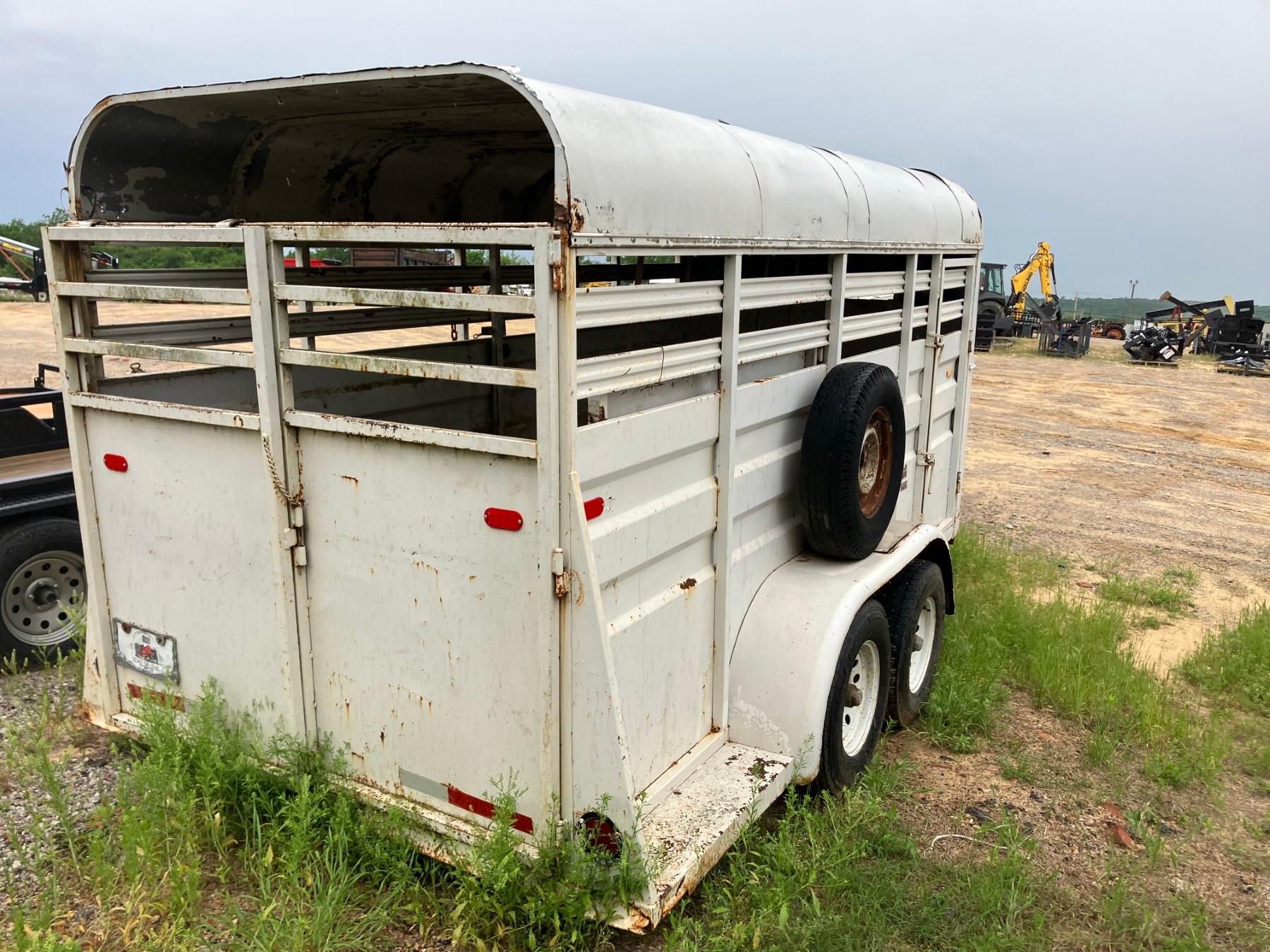 16' WHT STOCK TRAILER ENCLSD W/ BOS