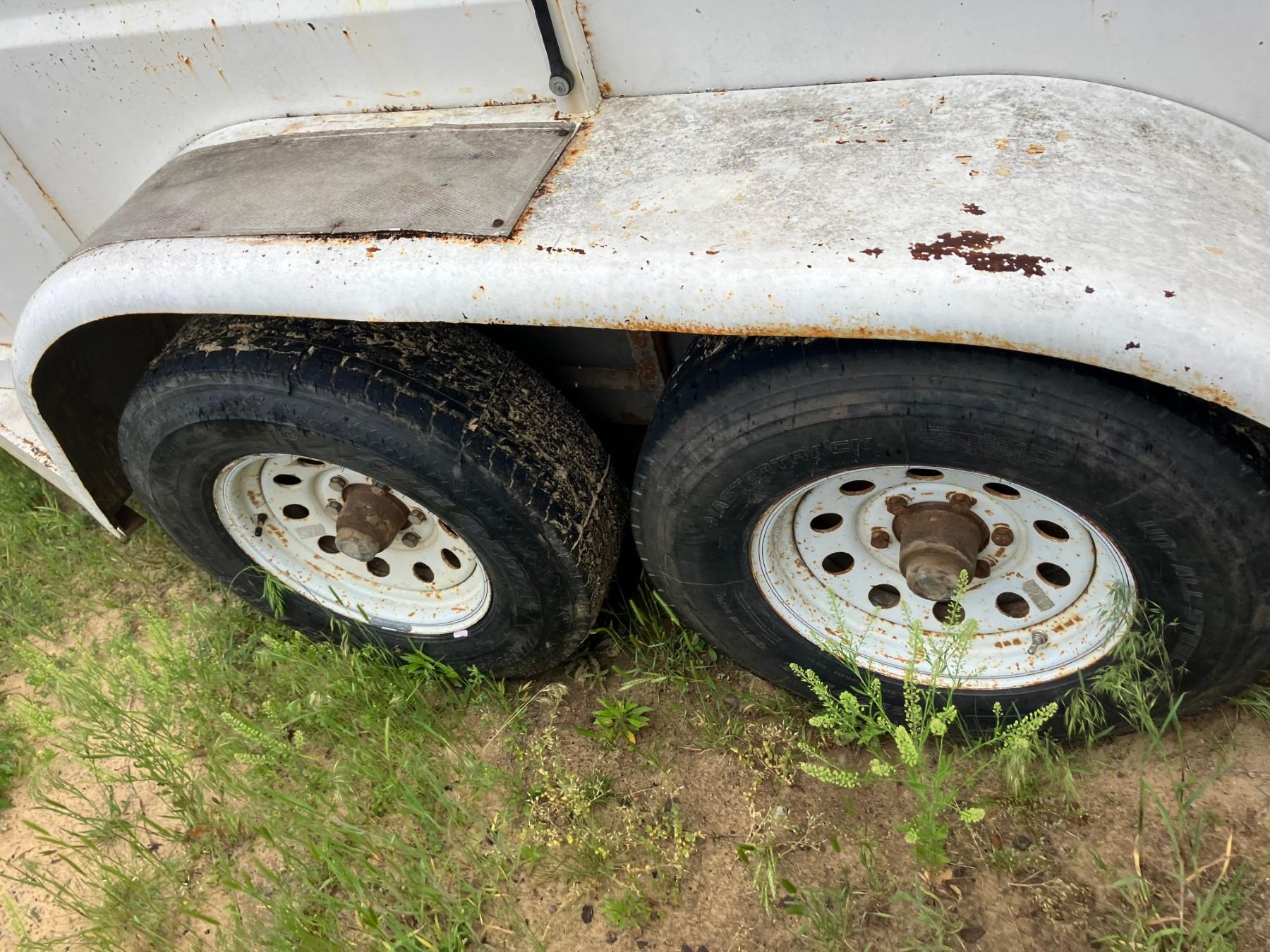 16' WHT STOCK TRAILER ENCLSD W/ BOS